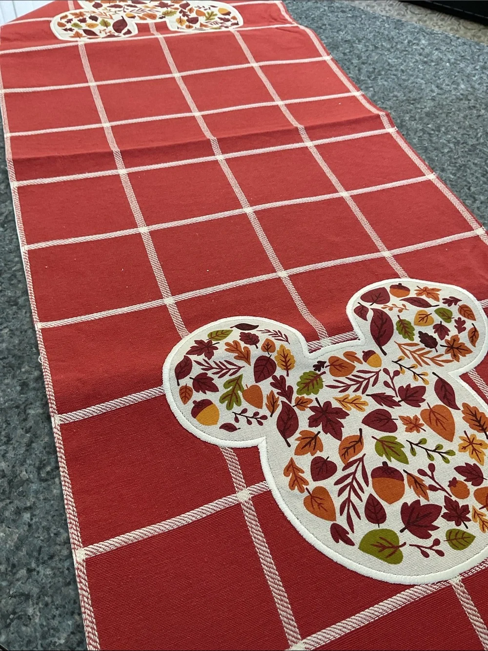 🍁 Disney table runner Fall/Autumn. Mickey Mouse.